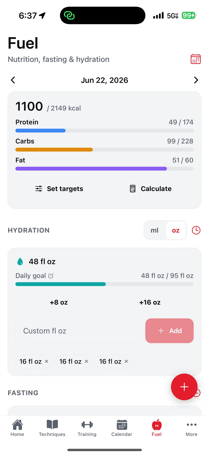 The iVenza nutrition screen: calories against a daily goal, protein, carb and fat progress bars, and a hydration tracker.